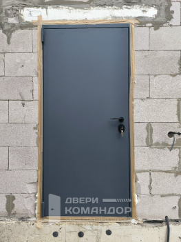 Входная серая дверь Barton с порогом из нержавейки